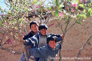 Bambini sorridenti con fiori